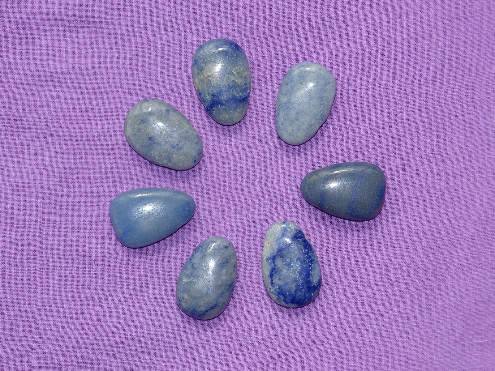 Blauquarz-Tropfen gebohrt