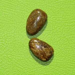 Bronzit-Tropfen gebohrt