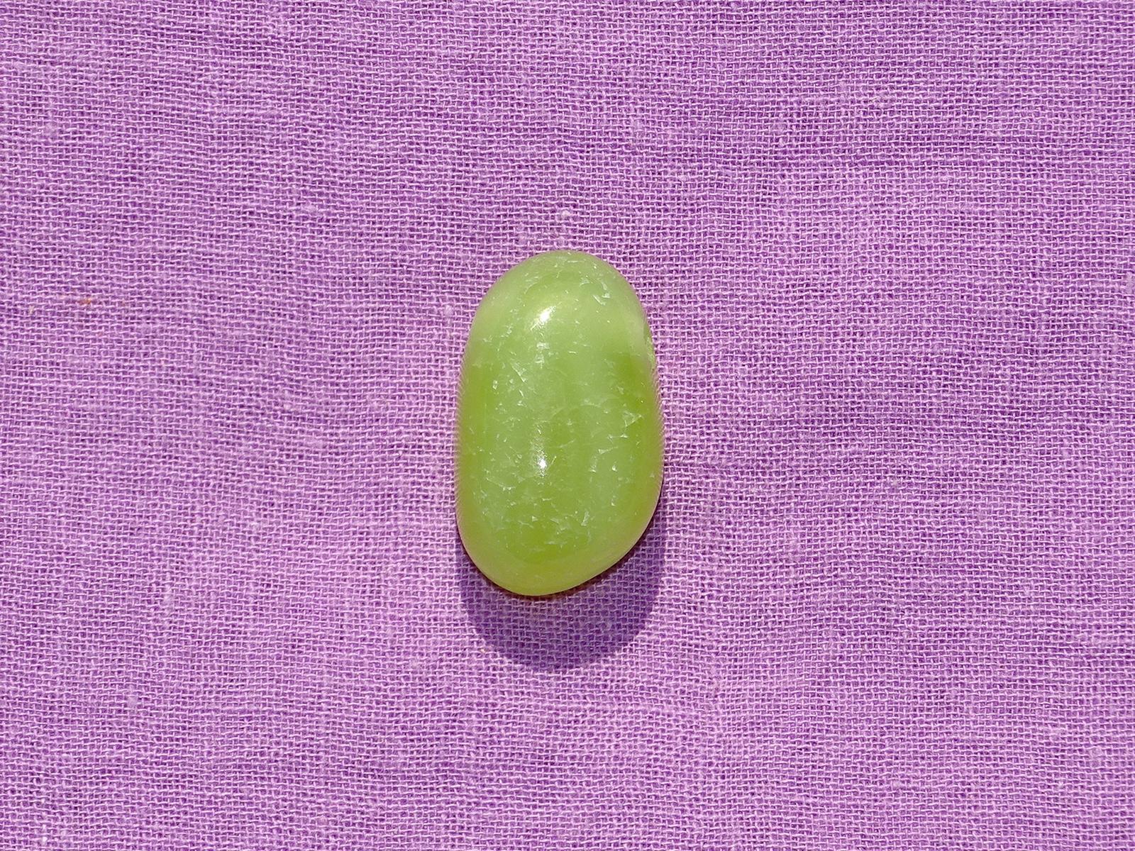 Calcit grün gebohrt Nr. 3