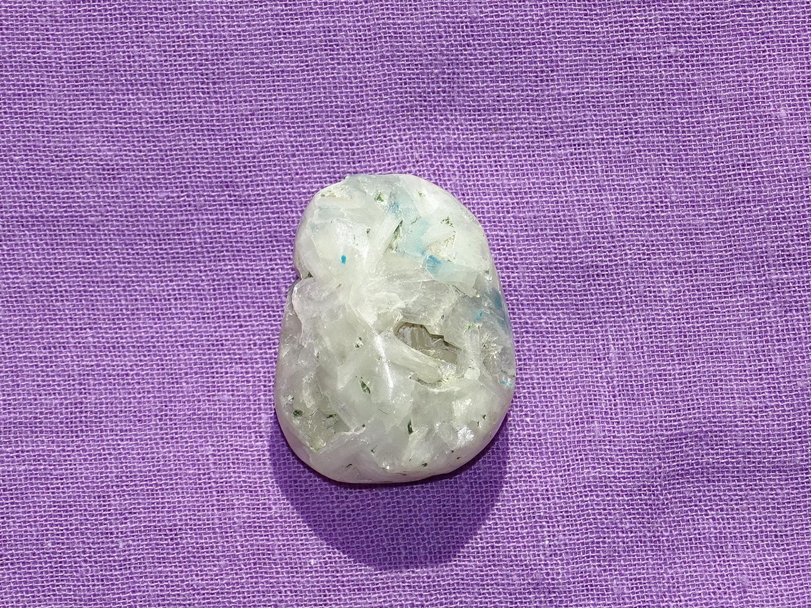 Cavansit auf Stilbit gebohrt Nr. 6