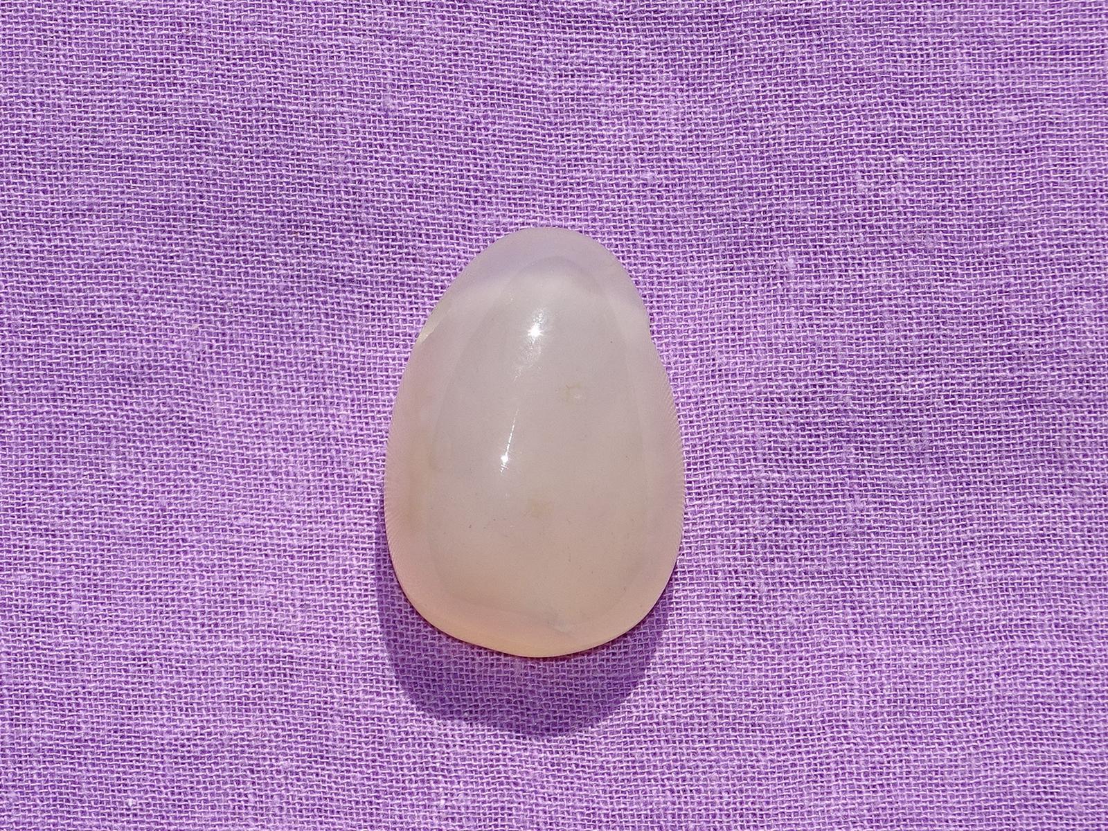 Chalcedon rosa gebohrt Nr. 3