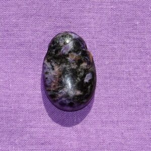 Charoit-Tropfen gebohrt