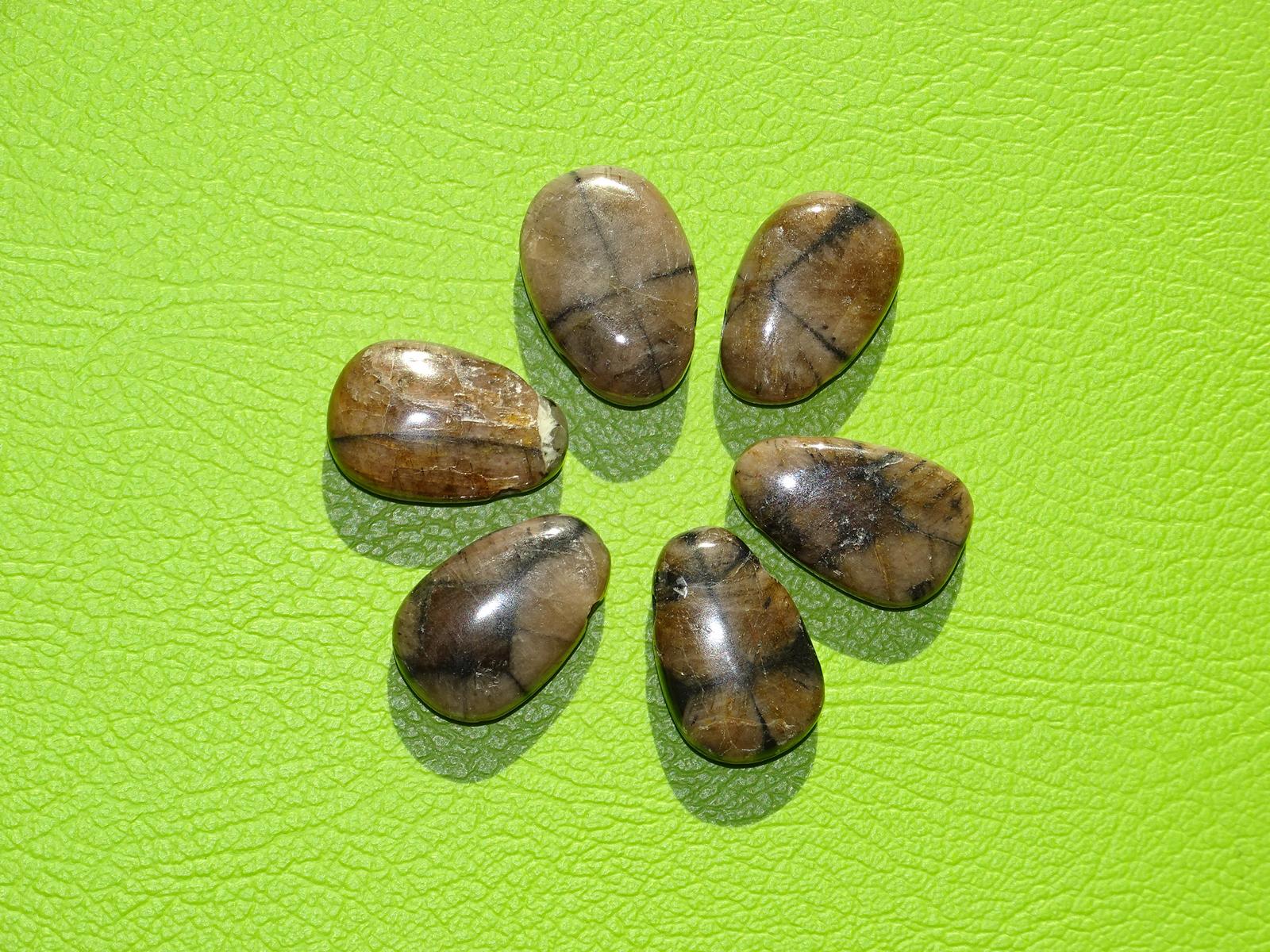 Chiastolith-Kreuzstein-Tropfen gebohrt