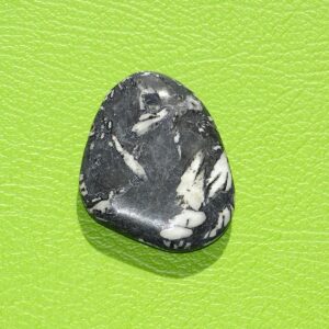 Chrysanthemenstein gebohrt Nr. 3