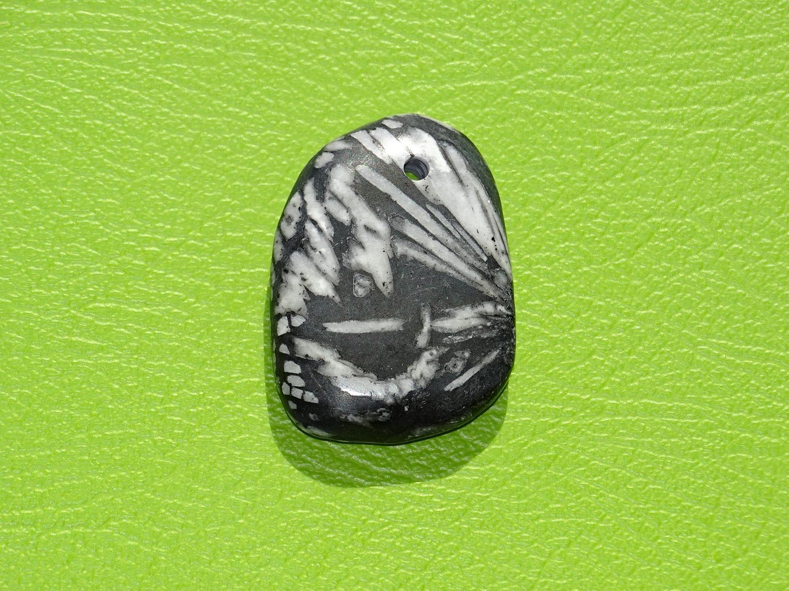 Chrysanthemenstein gebohrt Nr. 4