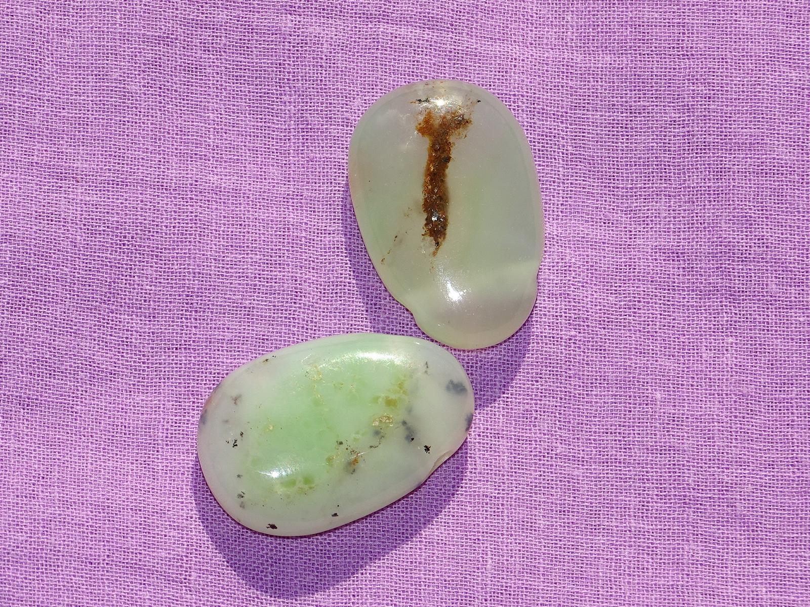 Chrysopras-Tropfen gebohrt