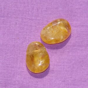 Citrinocalcit-Tropfen gebohrt