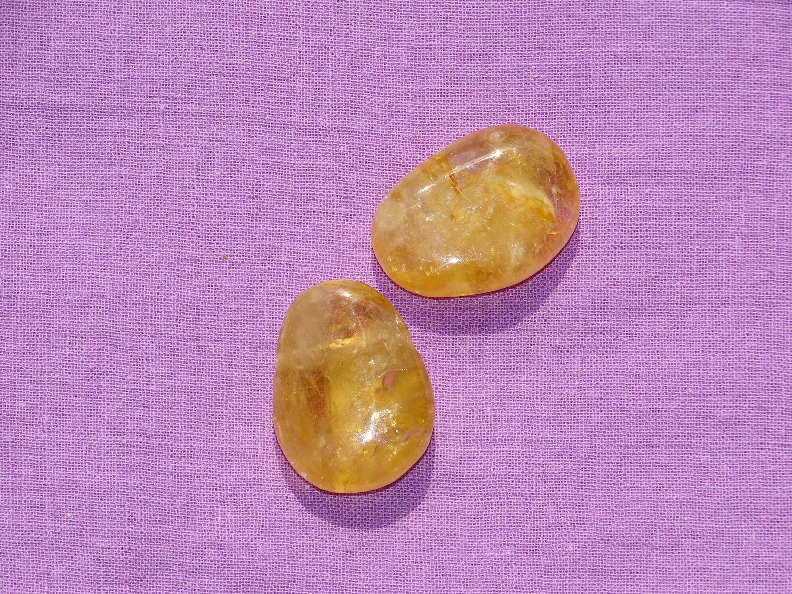 Citrinocalcit-Tropfen gebohrt