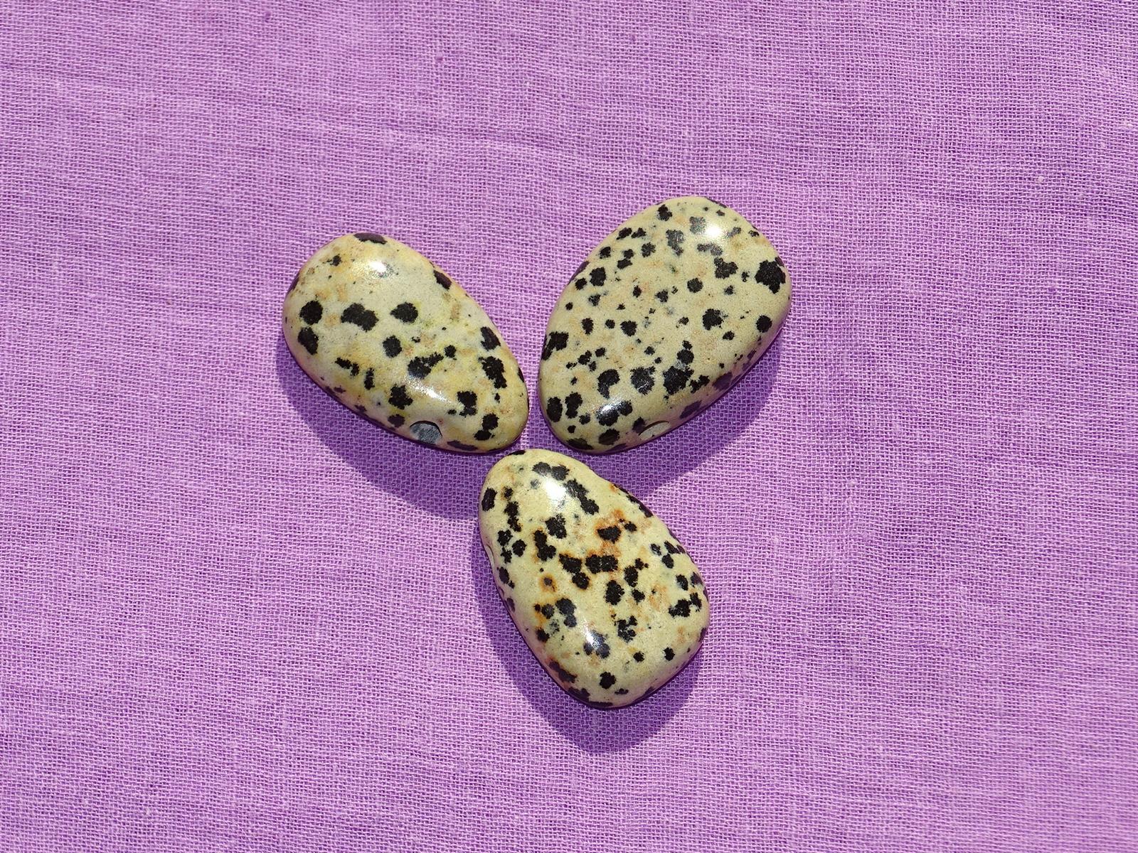 Dalmatinerstein-Tropfen gebohrt