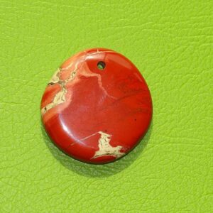 Brekzien-Jaspis Flachstein gebohrt Nr. 1