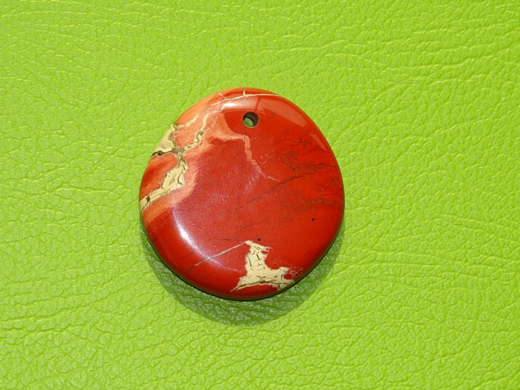 Brekzien-Jaspis Flachstein gebohrt Nr. 1