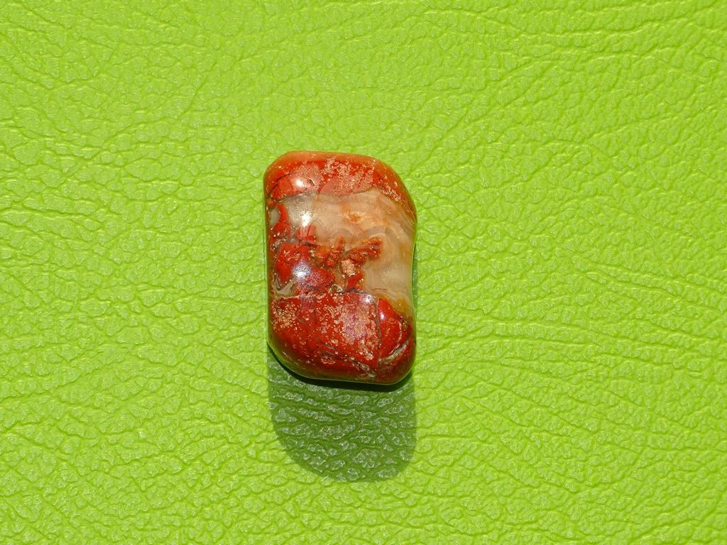 Brekzien-Jaspis gebohrt Nr. 3