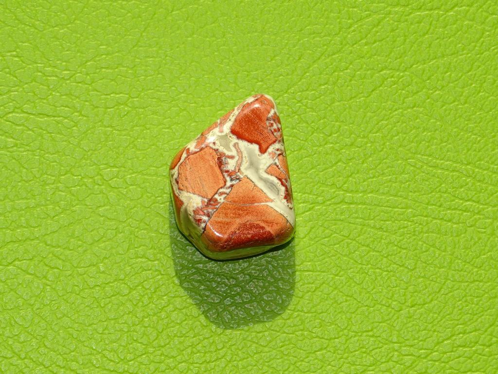 Brekzien-Jaspis gebohrt Nr. 4