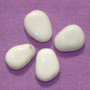 Milch-Edelopal-Tropfen gebohrt