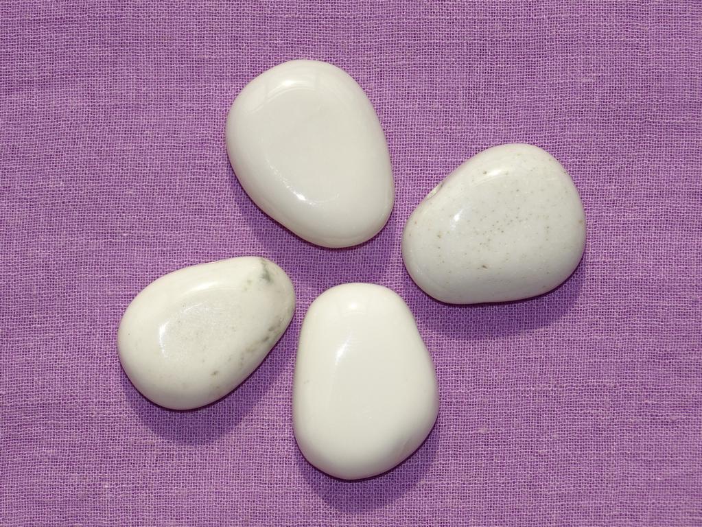 Milch-Edelopal-Tropfen gebohrt