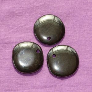 Hämatit-Flachstein gebohrt