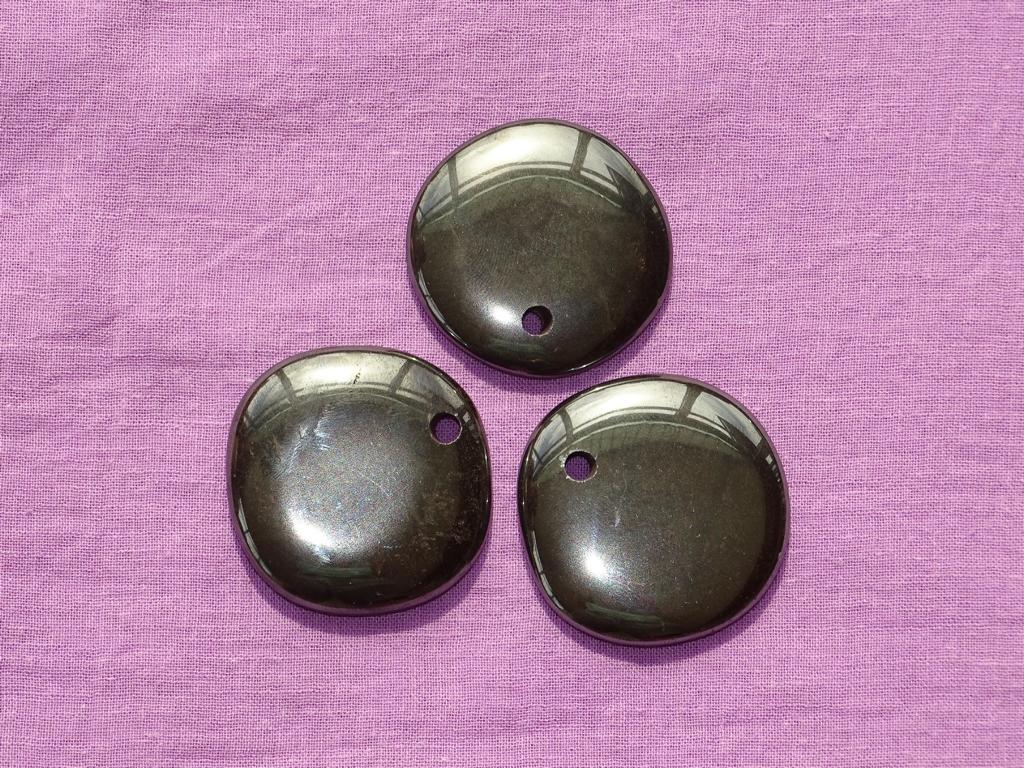 Hämatit-Flachstein gebohrt