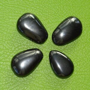 Hämatit-Tropfen gebohrt