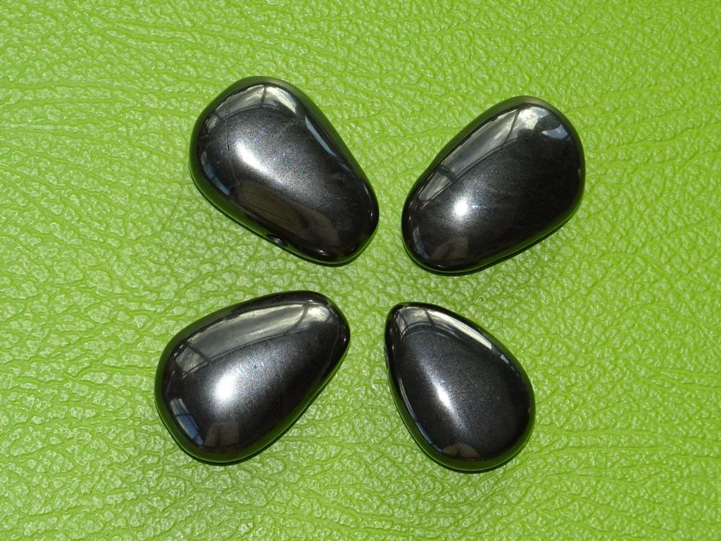 Hämatit-Tropfen gebohrt