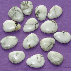 Howlith-Tropfen gebohrt