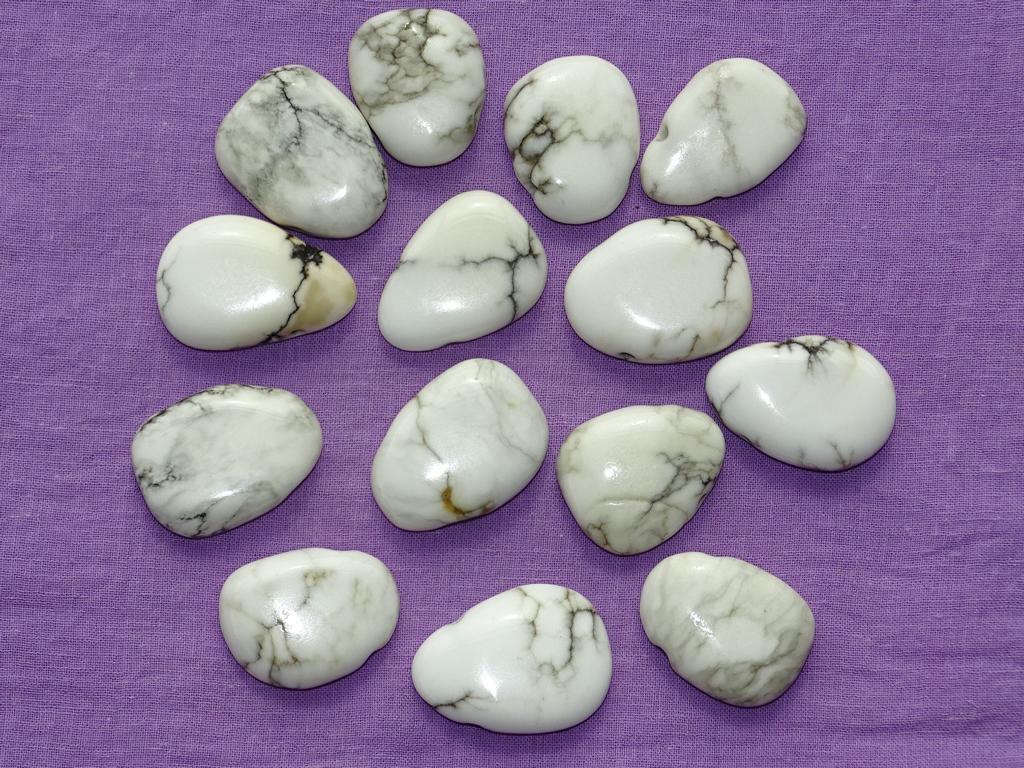 Howlith-Tropfen gebohrt