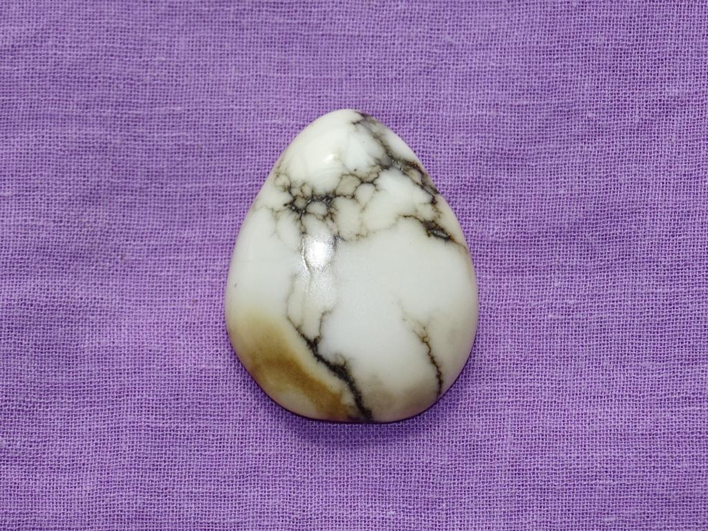 Howlith gebohrt Nr. 2