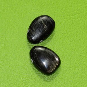 Hypersthen-Tropfen gebohrt