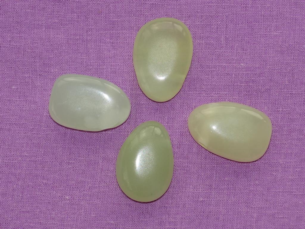 Jade-Tropfen gebohrt (grün)