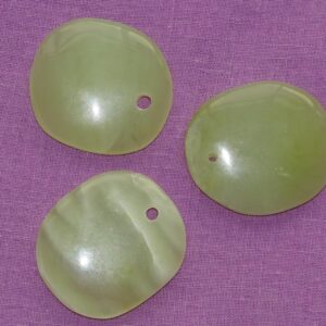 Jade-Flachstein gebohrt (grün)