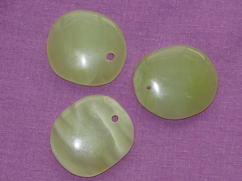 Jade-Flachstein gebohrt (grün)