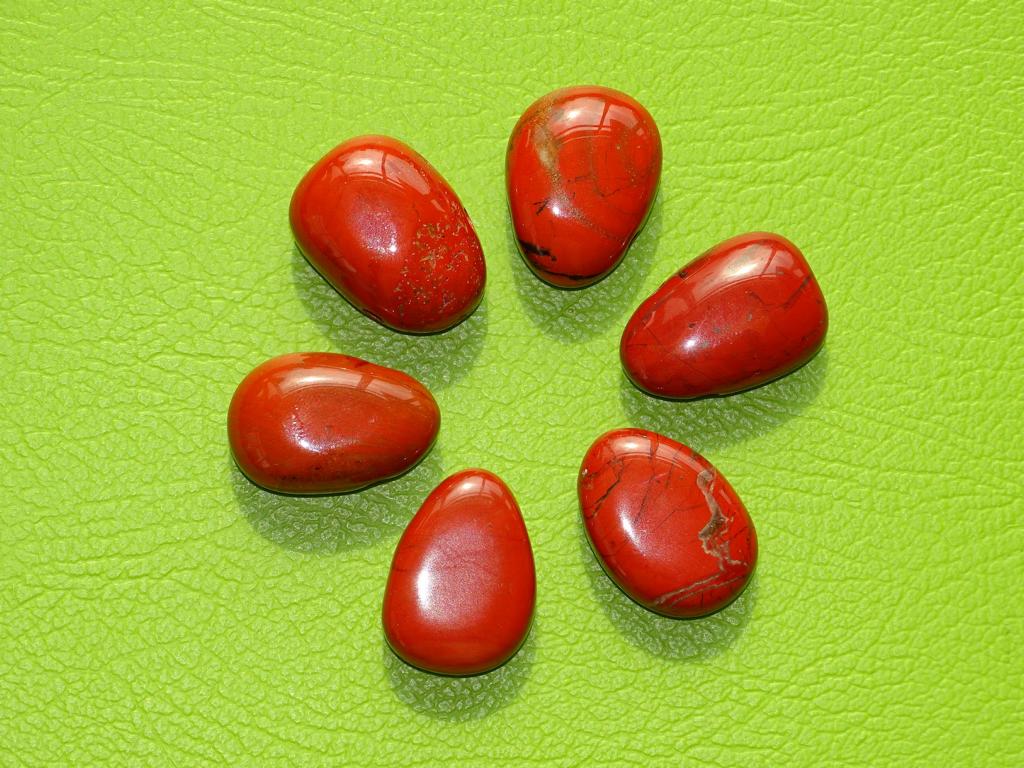 Jaspis-Tropfen rot, gebohrt