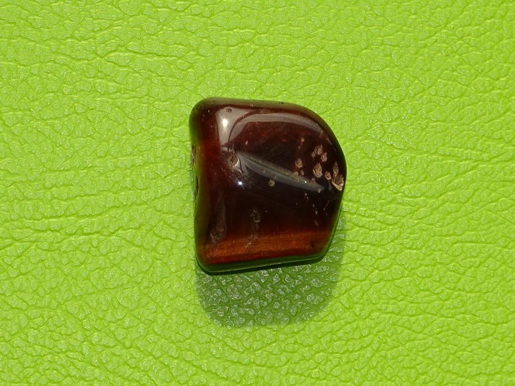 Katzenauge-Trommelstein gebohrt Nr. 1