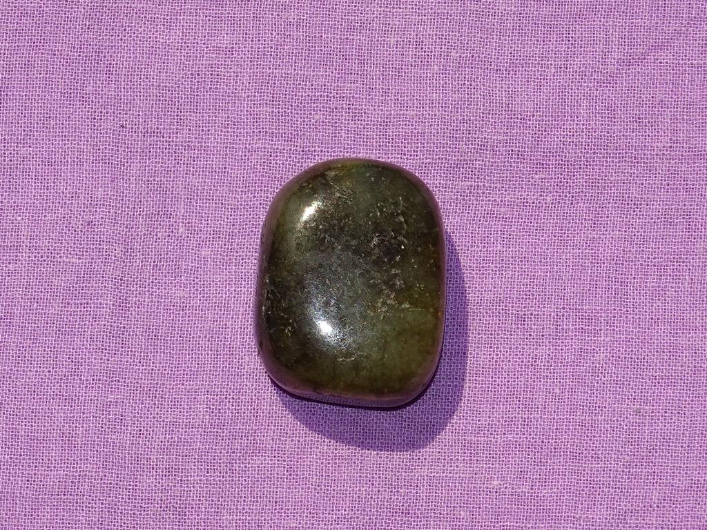 Labradorit gebohrt Nr. 2