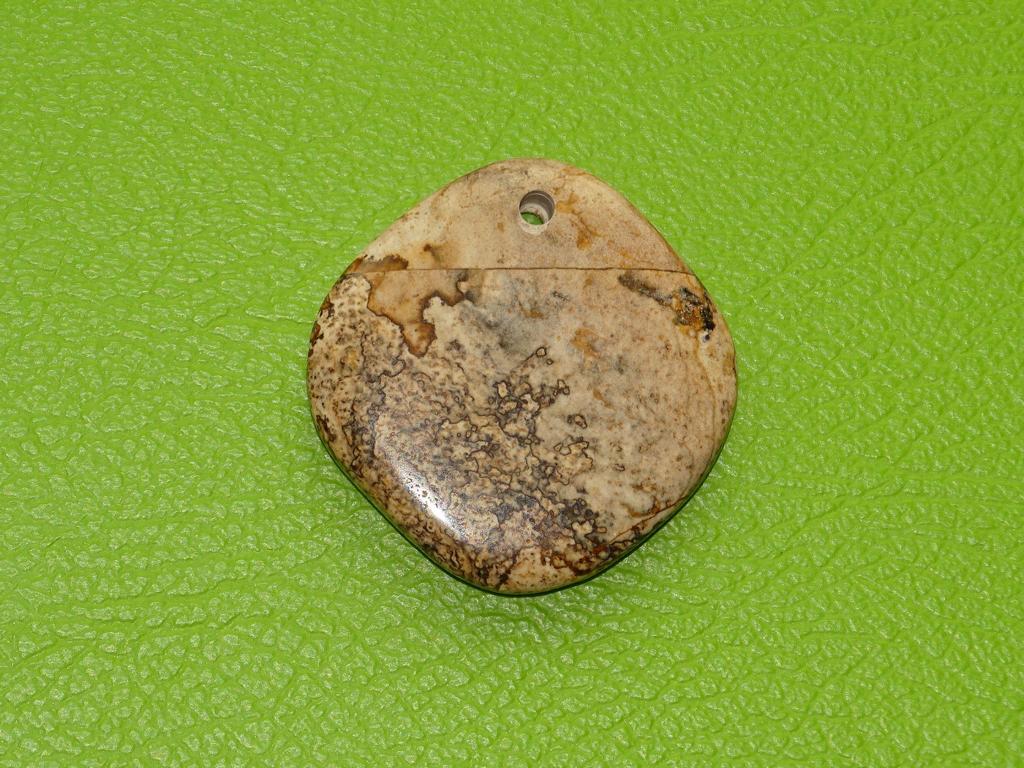 Landschaftsjaspis-Flachstein gebohrt Nr. 1