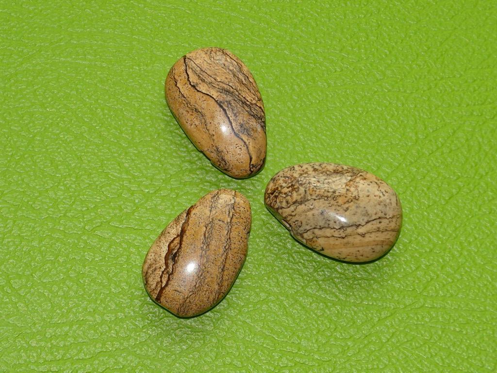 Landschaftsjaspis-Tropfen gebohrt