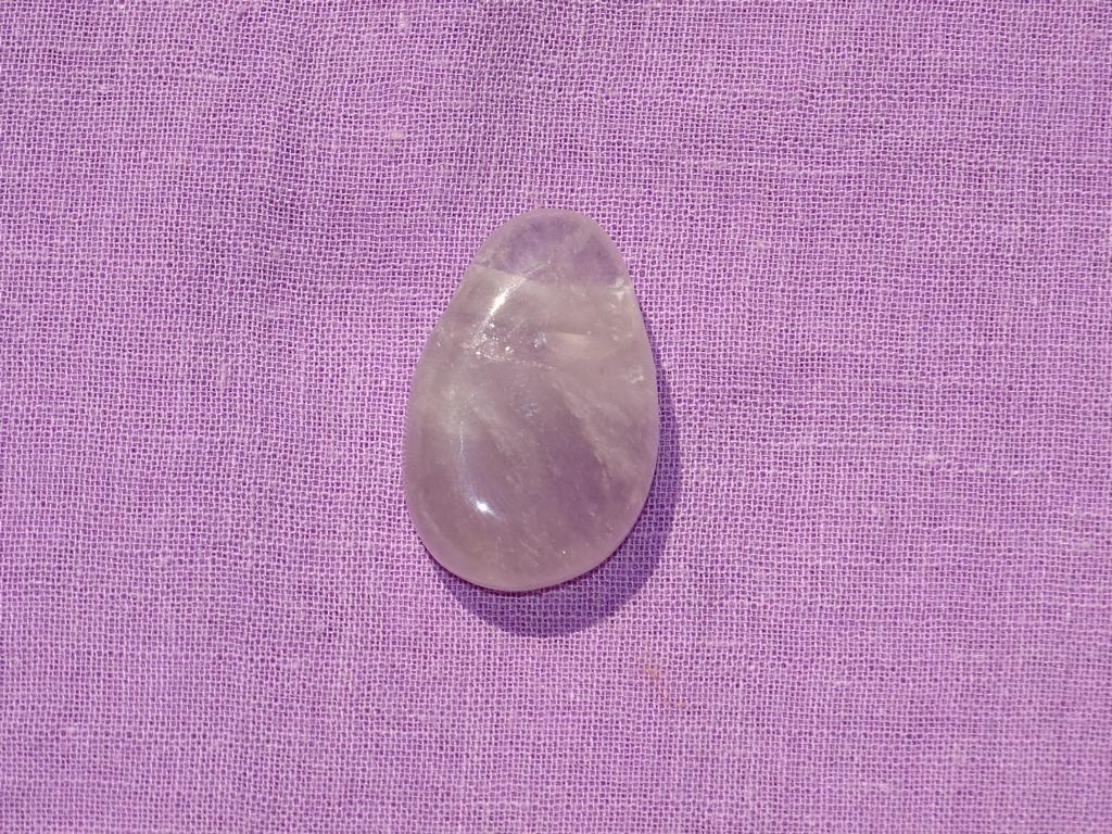 Lavendelquarz-Tropfen gebohrt
