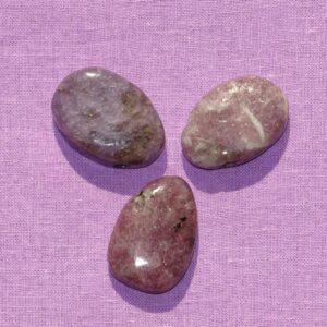 Lepidolith-Tropfen weinrot, gebohrt