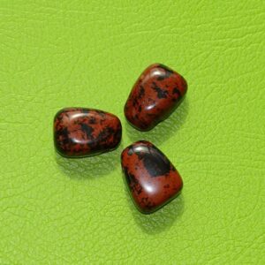 Mahagoniobsidian-Trommelstein gebohrt