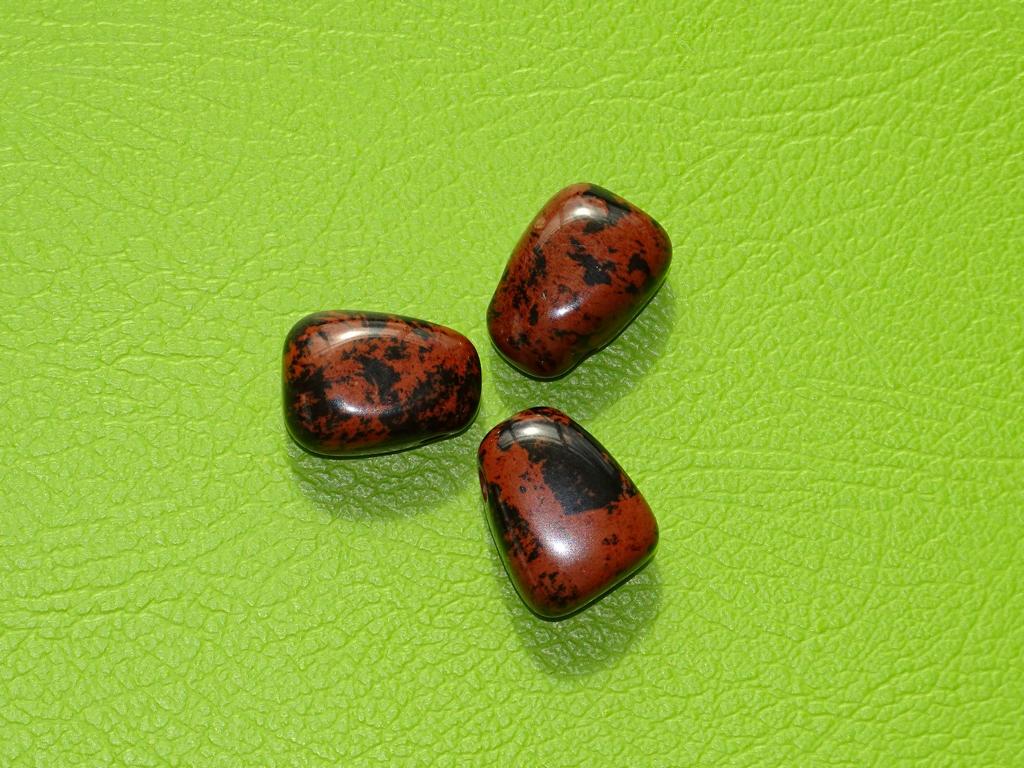 Mahagoniobsidian-Trommelstein gebohrt