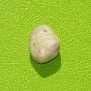 Mondstein-Trommelstein gebohrt Nr. 5