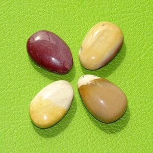 Mookait-Tropfen gebohrt