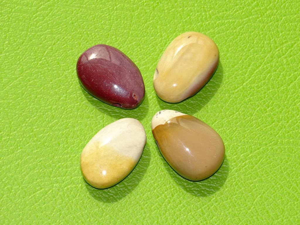 Mookait-Tropfen gebohrt