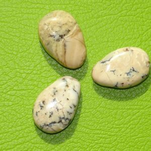 Moosopal-Tropfen gebohrt