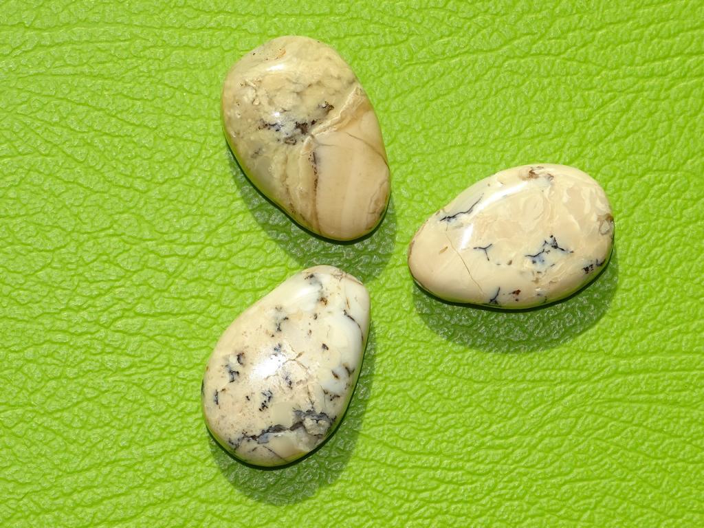 Moosopal-Tropfen gebohrt