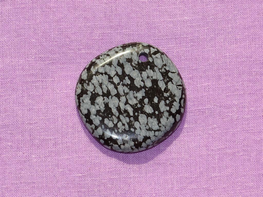 Schneeflockenobsidian-Flachstein gebohrt Nr. 1