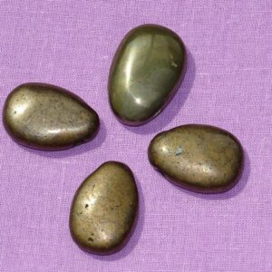 Pyrit-Tropfen gebohrt