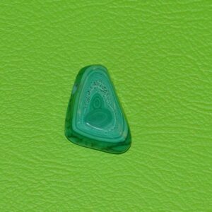 Malachit-Trommelstein gebohrt Nr. 8