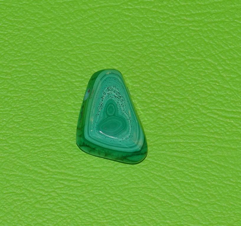 Malachit-Trommelstein gebohrt Nr. 8