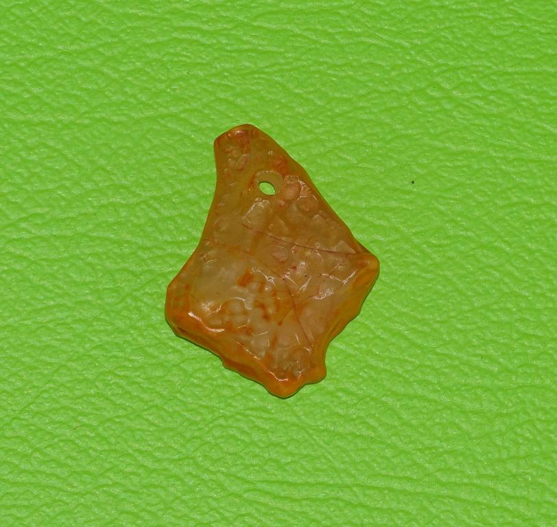 Naturglas gebohrt - lybisches Wüstenglas Nr. 4