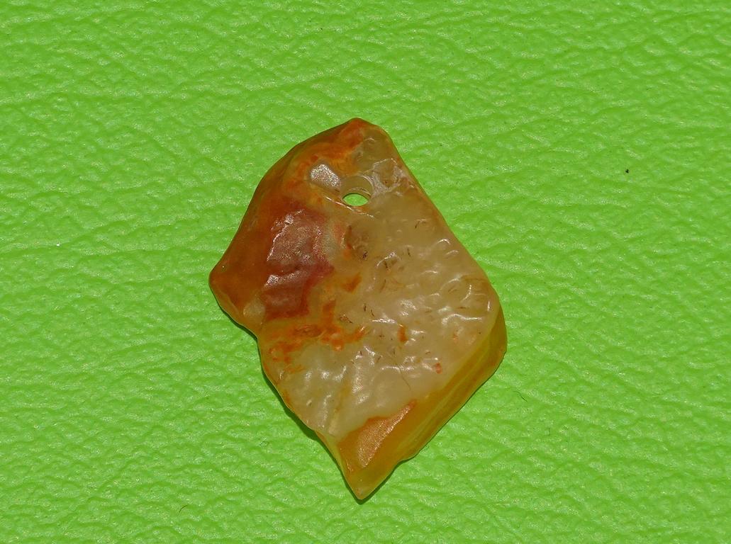 Naturglas gebohrt - lybisches Wüstenglas Nr. 6